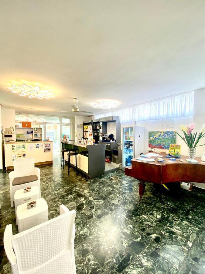 Hotel Amalfi&Dépendance Lignano Sabbiadoro Esterno foto