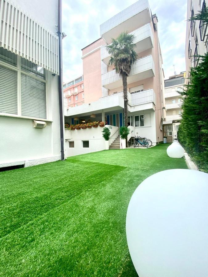 Hotel Amalfi&Dépendance Lignano Sabbiadoro Esterno foto
